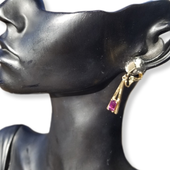 AVON 1975 "PLAZA IV" FAUX AMETHYST & GOLDTONE A FRAME DESIGN DROP CLIP EARRINGS - Picture 3 of 8